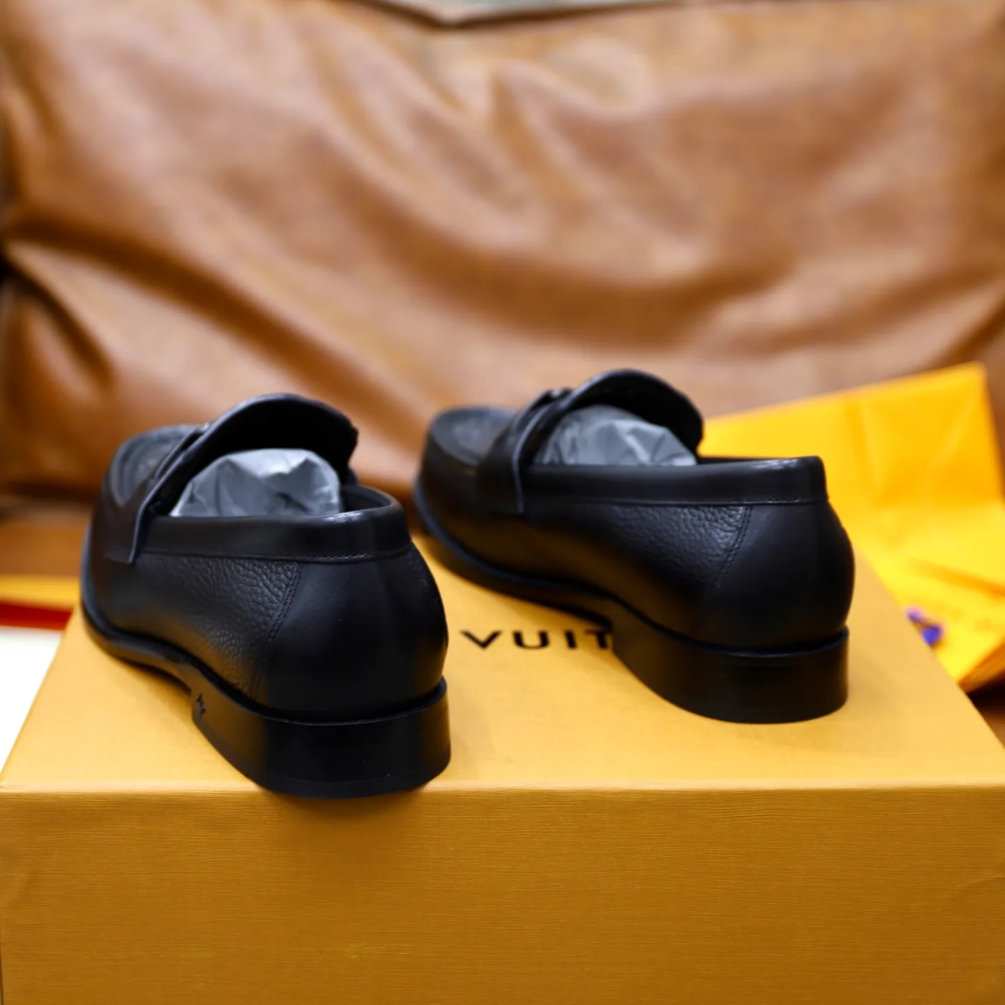 Men's Men's Shoes💰💰920LV Louis Vuitton Slip-on Loafers, top quality products from Guangzhou, ready for sale! This LV Glove loafer is made of selected soft cowhide, with a slightly wrinkled leather surface and a very high-end texture. Each pair is unique. The leather surface is light and soft, with a fine texture and good luster. It is a classic loafer style, with exquisite handmade mark stitching on the toe, and a square toe configuration to highlight the classic style. The horizontal band has hot-printed LV three-dimensional letters, semi-solid handcrafts and a genuine leather outsole, and a rubber patch on the heel to create wear-resistant performance and comfort. One of the must-have loafers for men! Comes with full original packaging! Code number: 38-39-40-41-42-43-44 (38, 45, 46 customized) standard leather shoe code